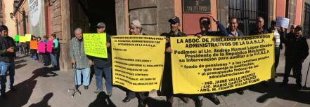 Jubilados y pensionados de la UASLP se manifiestan en Edificio Central