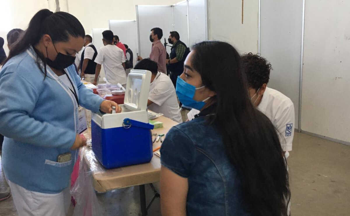 Anuncia IMSS jornada de vacunación antiCovid para mayores de 18 años en SLP