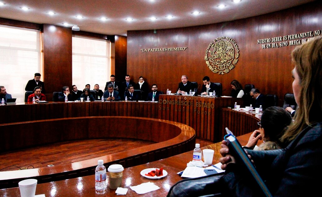 Entre protestas comparece Fiscal General del Estado