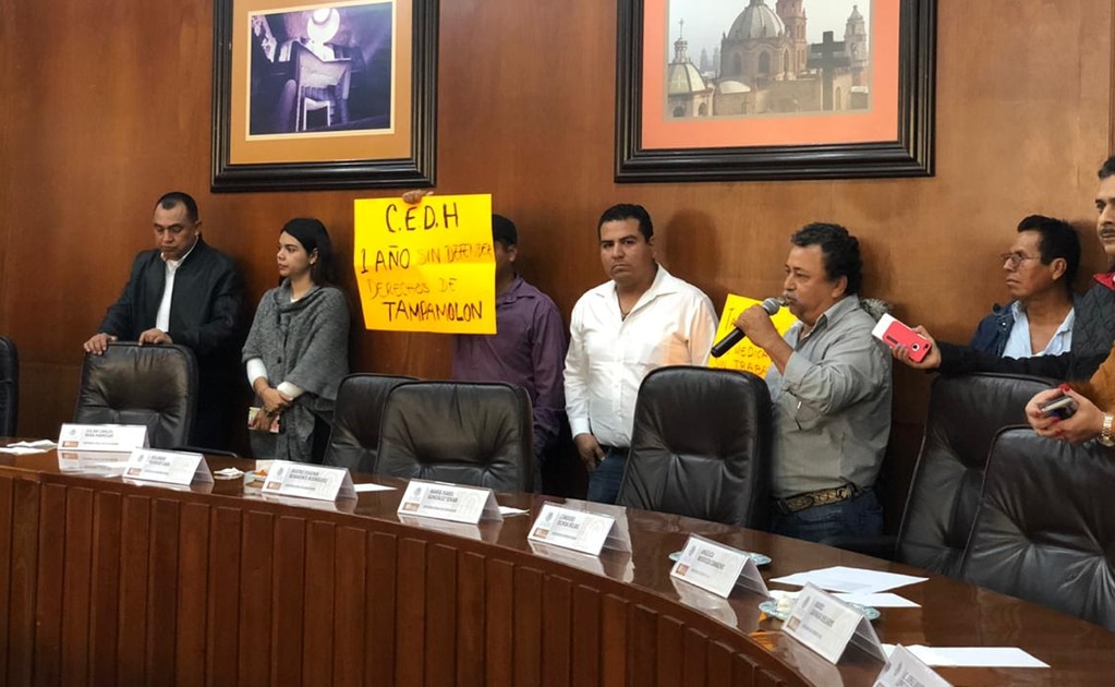 Habitantes de Tampamolón se manifiestan durante fIrma de convenio para consulta indígena 