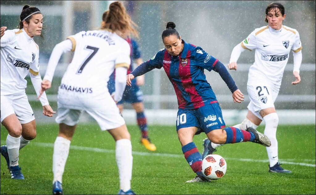 Se va Charlyn Corral del Levante Femenino en España