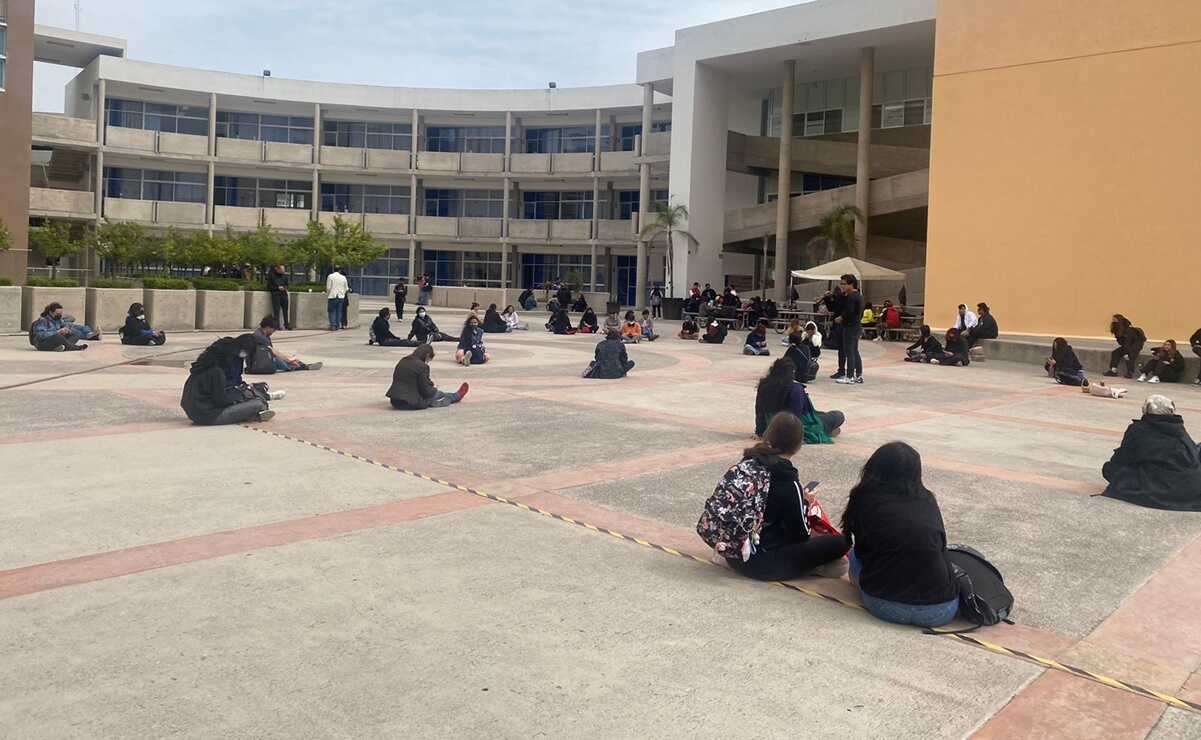 Alumnos de la UASLP toman Coordinación de Artes; exigen renuncia de Óscar Montero