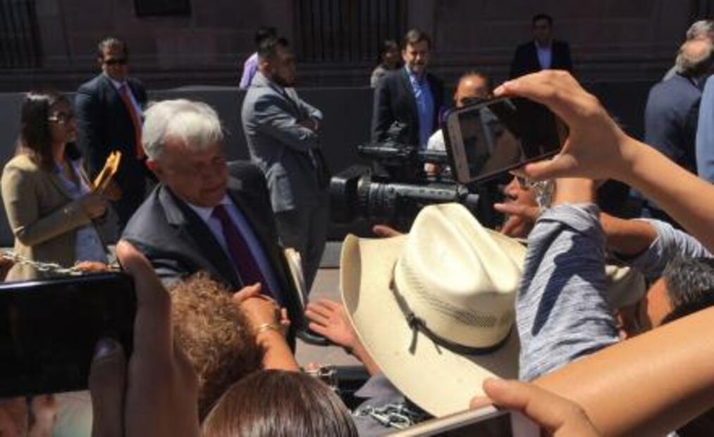 AMLO llega a Palacio de Gobierno con Carreras