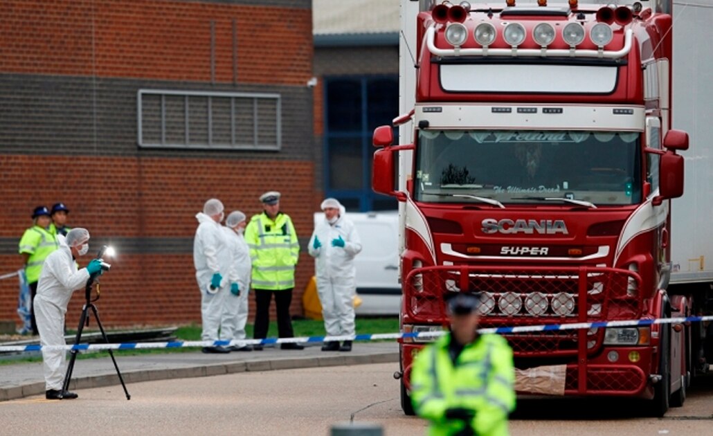 Acusan de 39 cargos de homicidio a conductor de tráiler de la muerte en Reino Unido