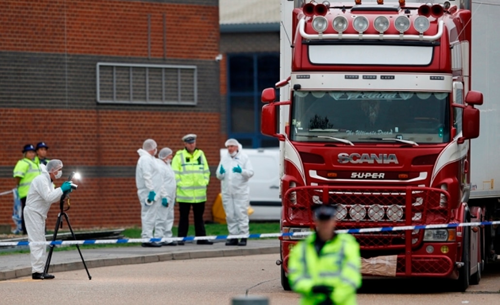 Acusan de 39 cargos de homicidio a conductor de tráiler de la muerte en Reino Unido