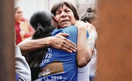Migrantes retan a Trump con abrazos en el muro