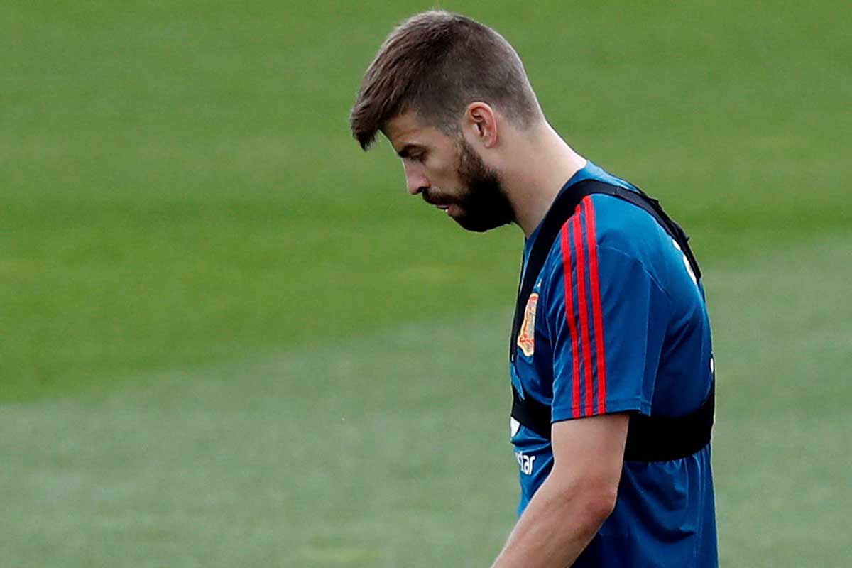 Gerard Piqué abandona entrenamiento por molestias en la rodilla
