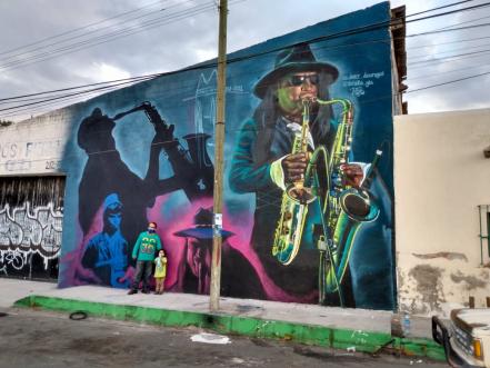 Pintor explica significado del mural hecho en homenaje a “Sax” en Soledad, SLP