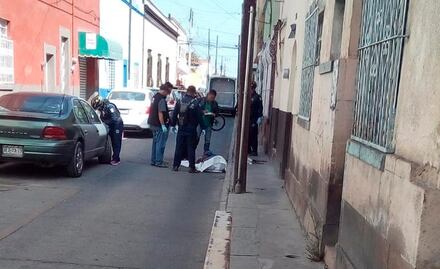 Hombre muere en vía pública