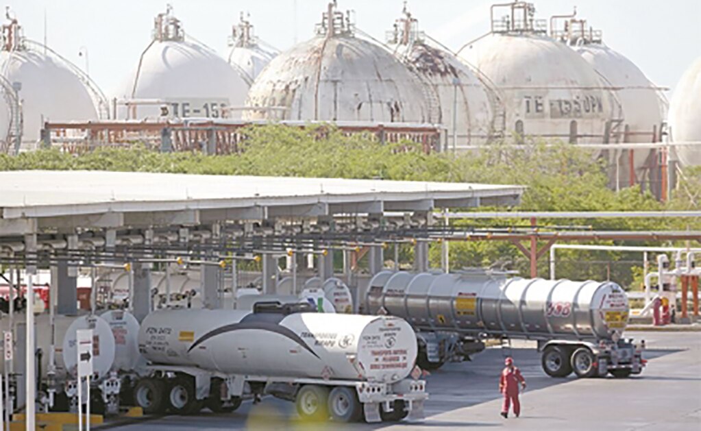 Pemex lleva dos décadas en picada