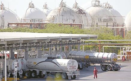 Pemex lleva dos décadas en picada