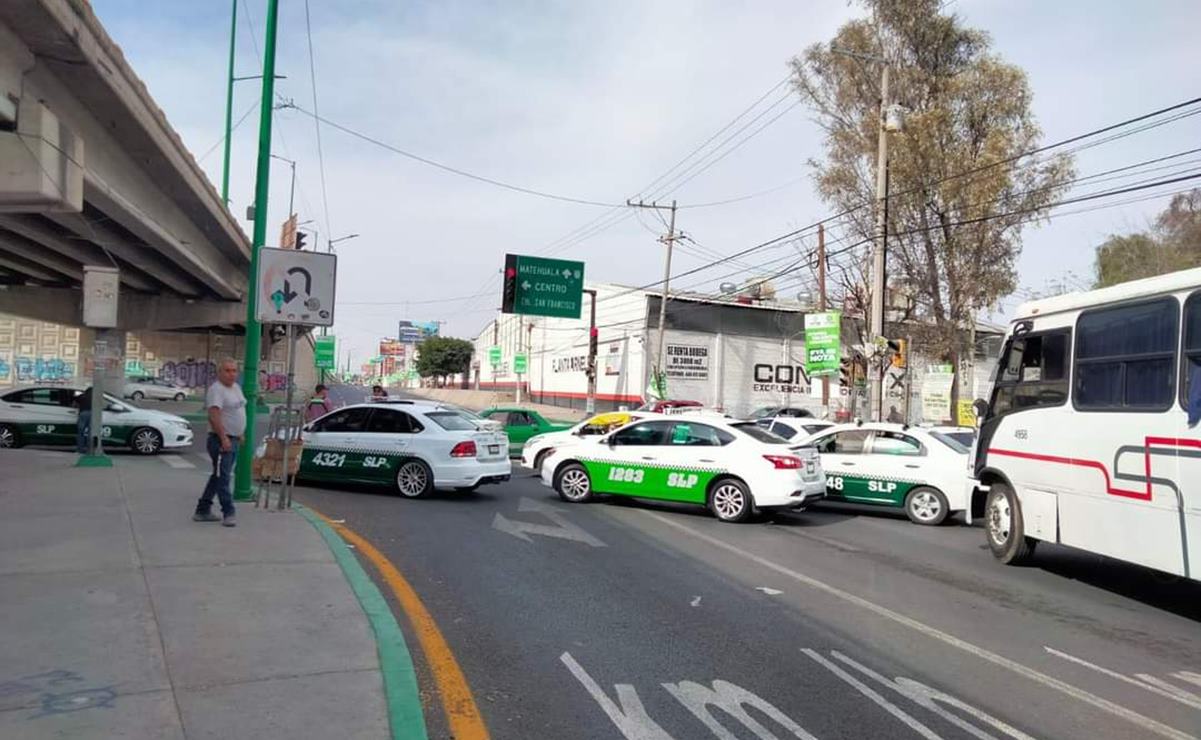 Taxistas convocan a bloqueo este martes en el distribuidor Juárez; exigen audiencia con gobernador de SLP