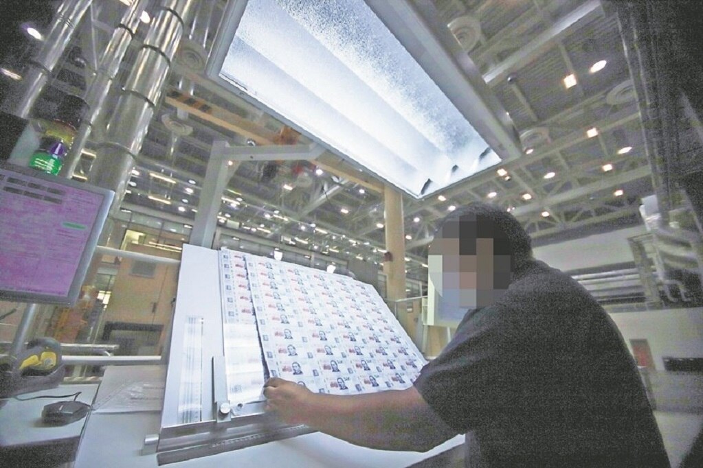 Para la inspección de la calidad de los billetes, el encargado del área revisa hasta 12 mil hojas por hora.