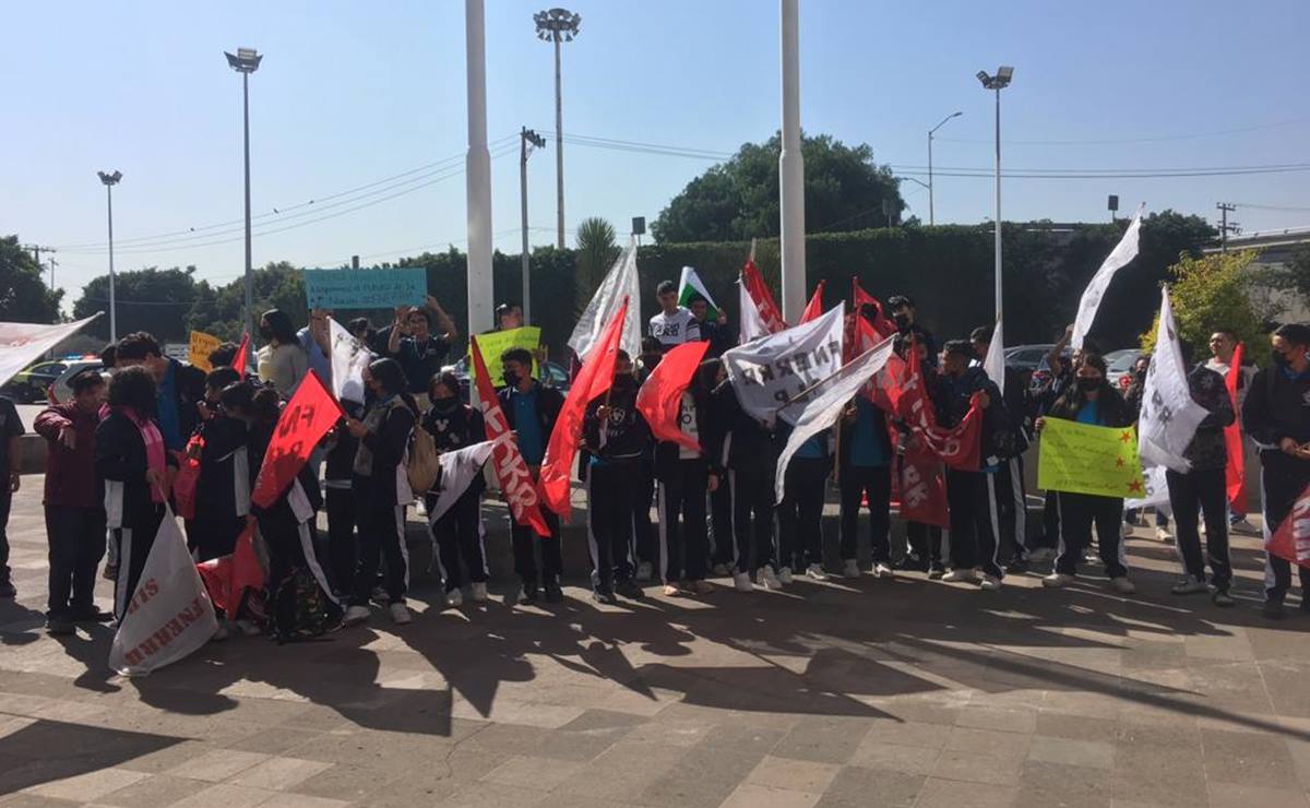 Alumnos y docentes se manifiestan para exigir servicios básicos en Casa del Estudiante de SLP