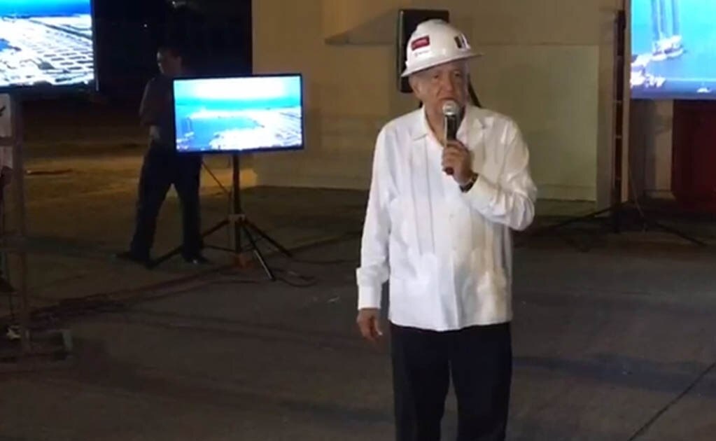 López Obrador hizo un recorrido por la nueva refinería y la terminal marítima de Dos Bocas, Paraíso. Foto: Captura de pantalla