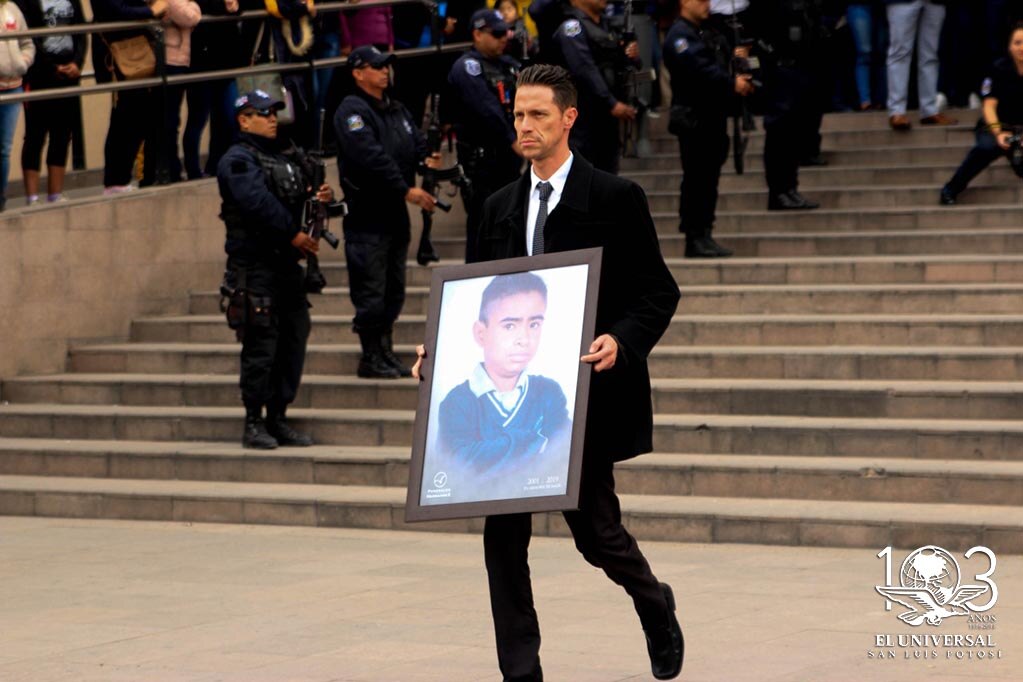 Rinden honores a ex niño policía