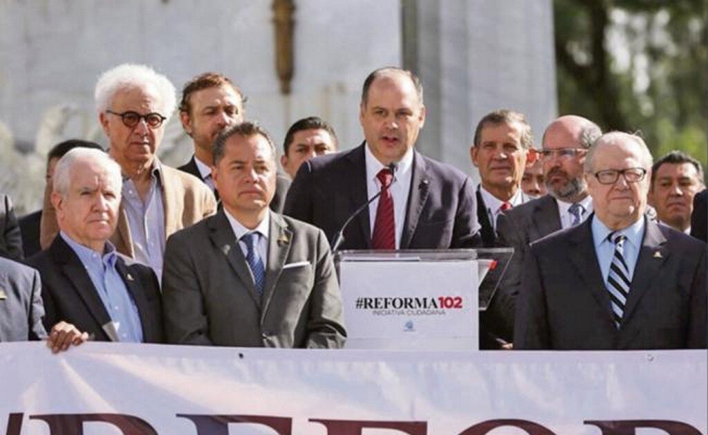 El presidente de la Coparmex, Gustavo de Hoyos (centro), encabezó una manifestación para pedir una reforma al artículo 102 constitucional (TOMADA DE TWITTER)