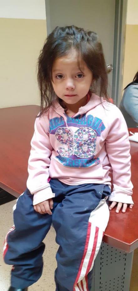 Niña deambulaba en Abastos, buscan a sus familiares