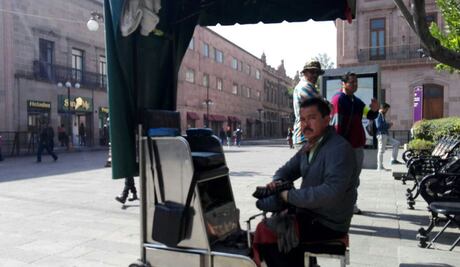 Don Lalo, bolero potosino enamorado de su oficio