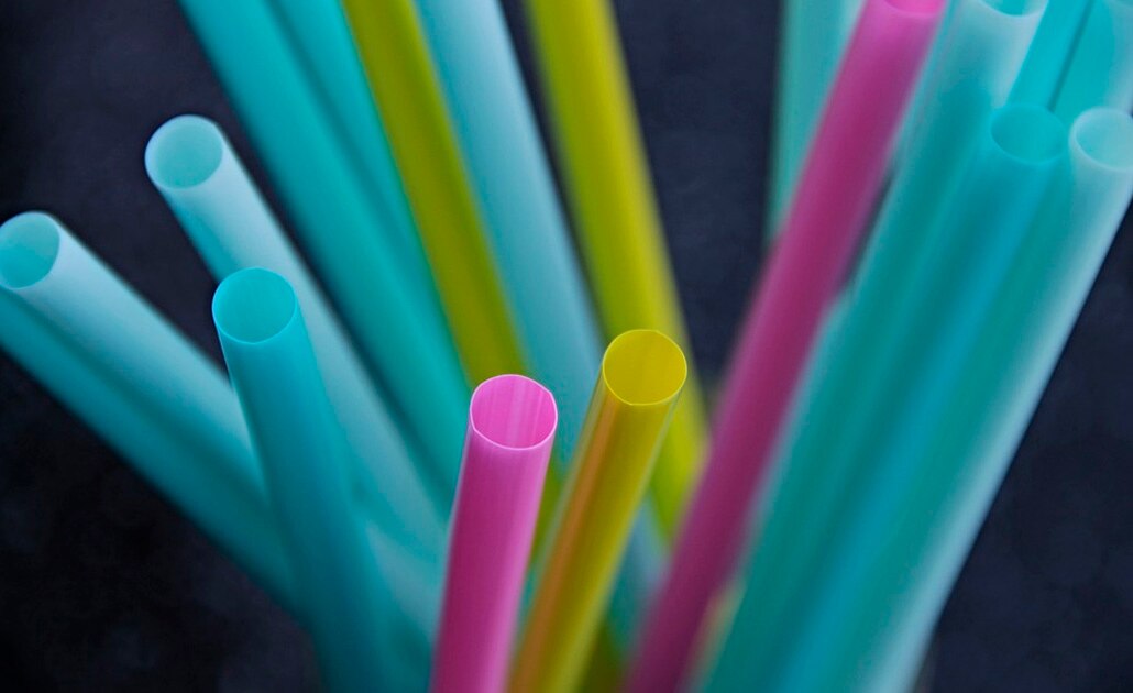 Se retrasaría entrada en vigor de ley que prohíbe uso de bolsas y popotes de plástico