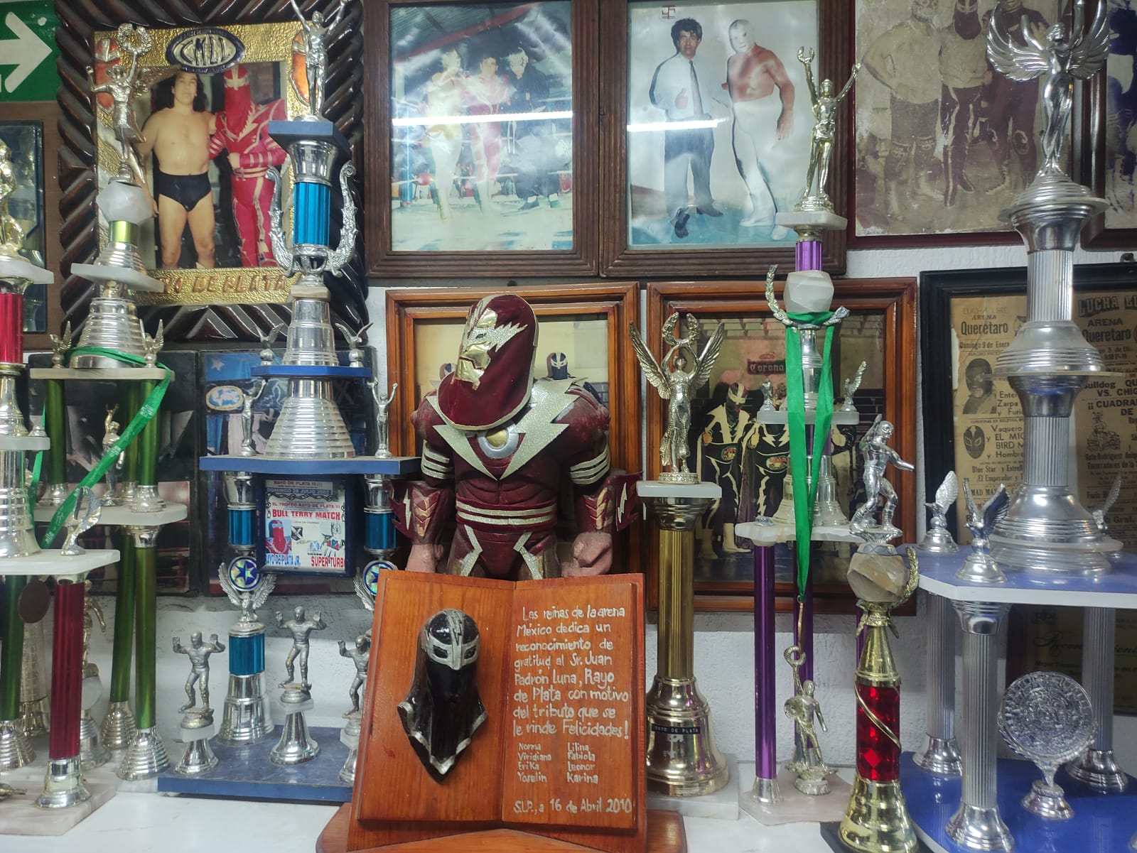 "Rayo de Plata" ha perdido la cuenta de las máscaras y trofeos que ha ganado durante toda su trayectoria