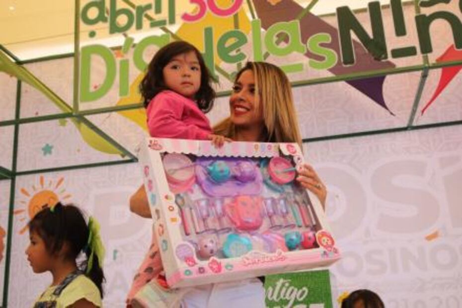 Ricardo Gallardo lleva juguetes y sonrisas a menores de la capital por el Día del Niño y la Niña 