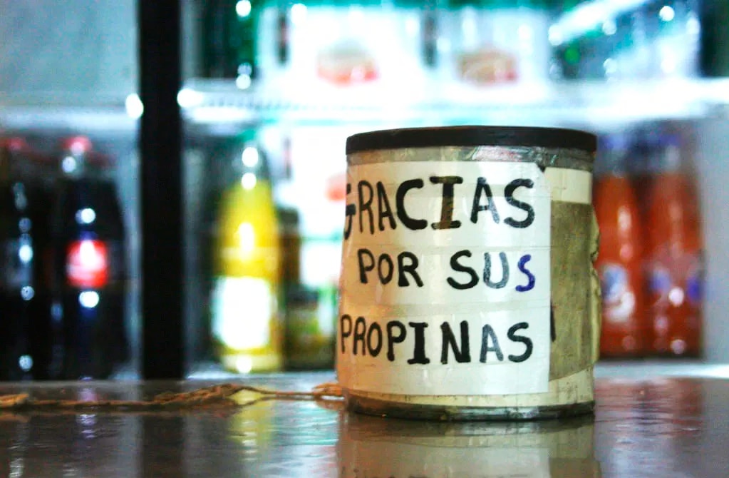 Obligar a dejar propinas podría clausurar negocios: Profeco