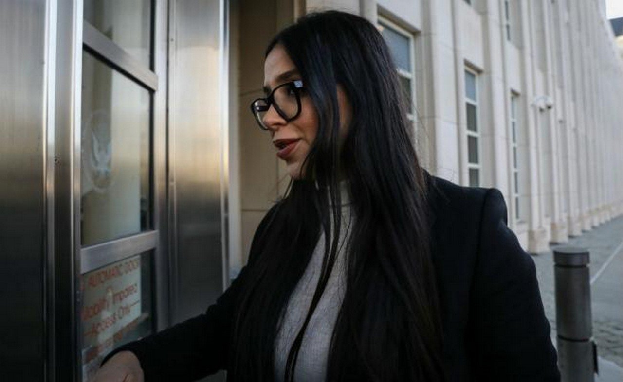 Zapatos de talla 7, pantalones, y hasta tinte para su bigote pidió El Chapo a su esposa Emma Coronel para huir. FOTO: REUTERS