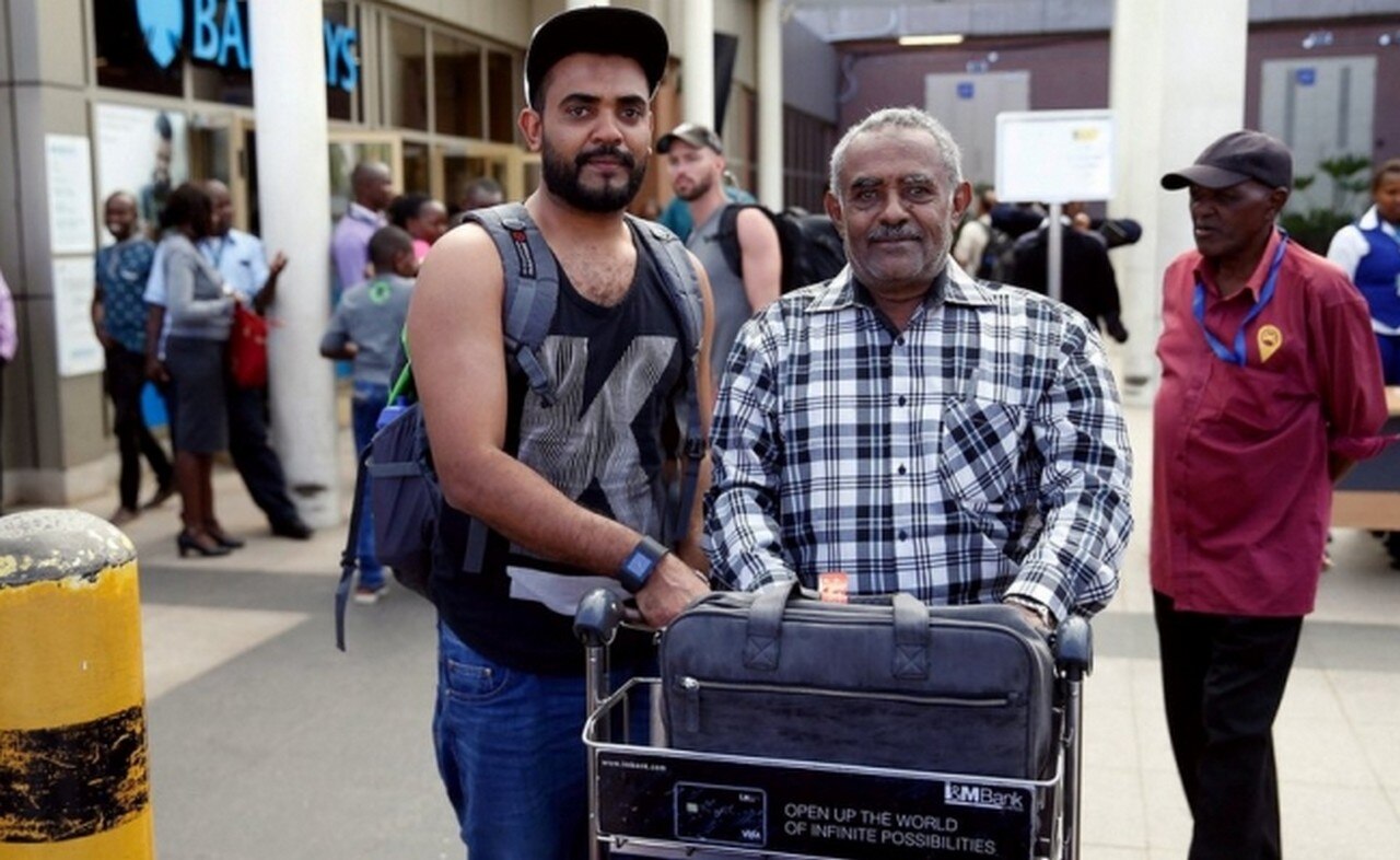 Ahmed Khalid, que perdió el vuelo de Ethiopian Airlines, en una foto con su padre en el aeropuerto de Nairobi (Foto: Getty Images)