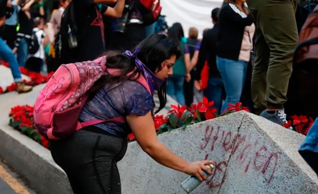 Encapuchadas rompen cristales y hacen pintas por marcha feminista