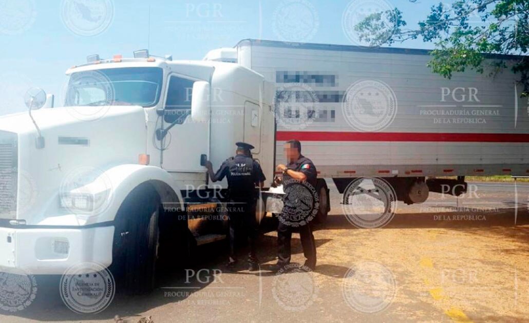 Rescatan a 136 migrantes que viajaban en un tráiler