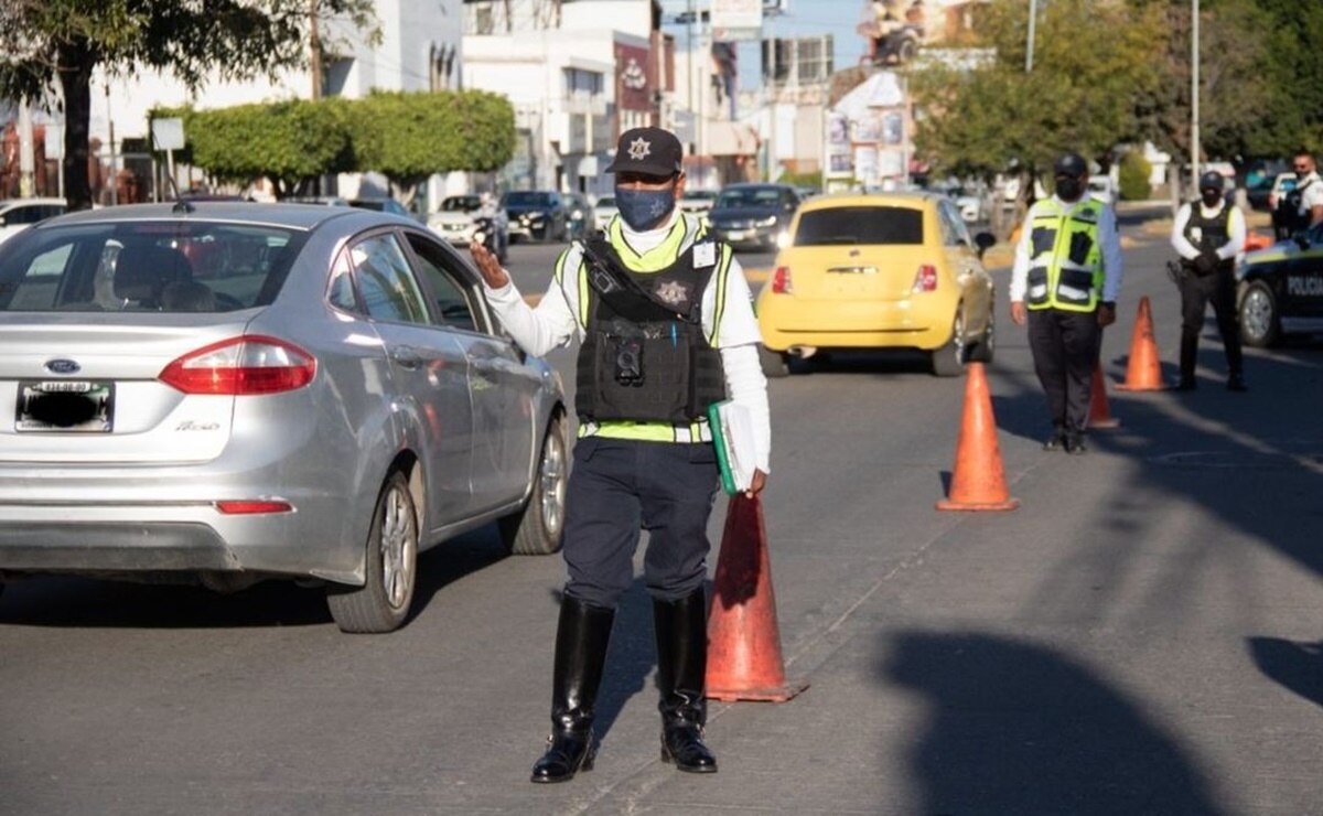 Buscarán concientizar a padres de familia para evitar dobles filas afuera de escuelas en SLP