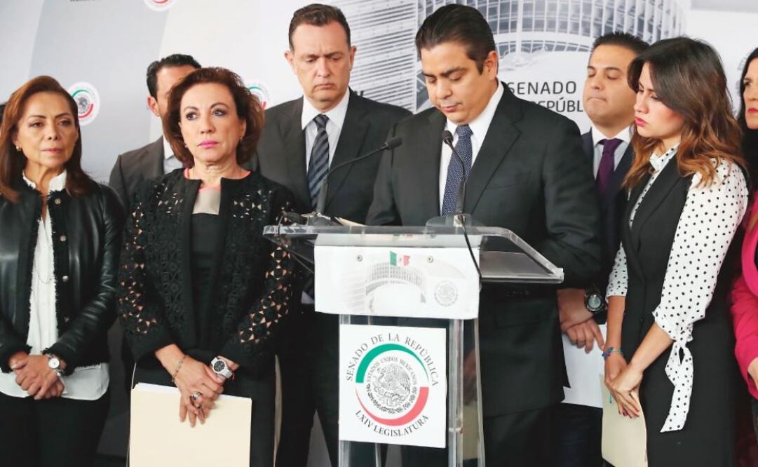 Durante el mensaje público que dio, el senador Ismael García Cabeza de Vaca (centro) no respondió si pediría licencia, sólo señaló: “Ofrezco una sincera y sentida disculpa por los términos misóginos con los que me referí”. Foto: LUCÍA GODÍNEZ.EL UNIVERSAL
