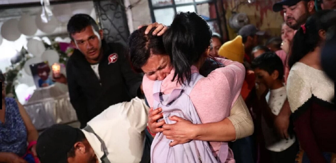 Familiares y vecinos lloran ante el féretro de Fatima, la niña que desapareció el 11 de febrero al salir de la escuela y que fue hallada asesinada cuatro días después. Foto: Valente Rosas. El Universal