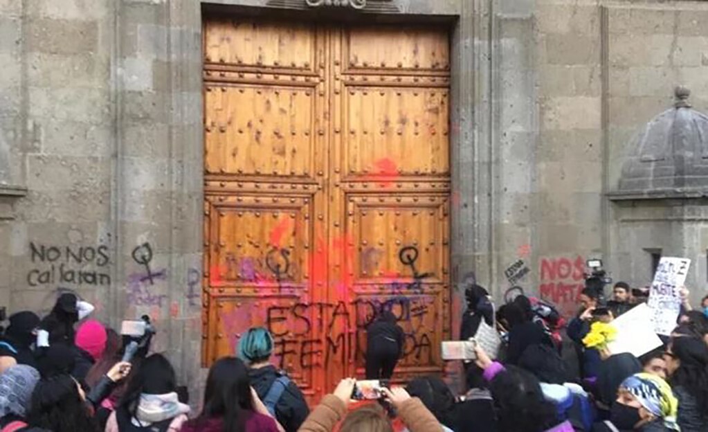 (VIDEO) Protestan encapuchadas y familiares de víctimas de feminicidio afuera de Palacio Nacional