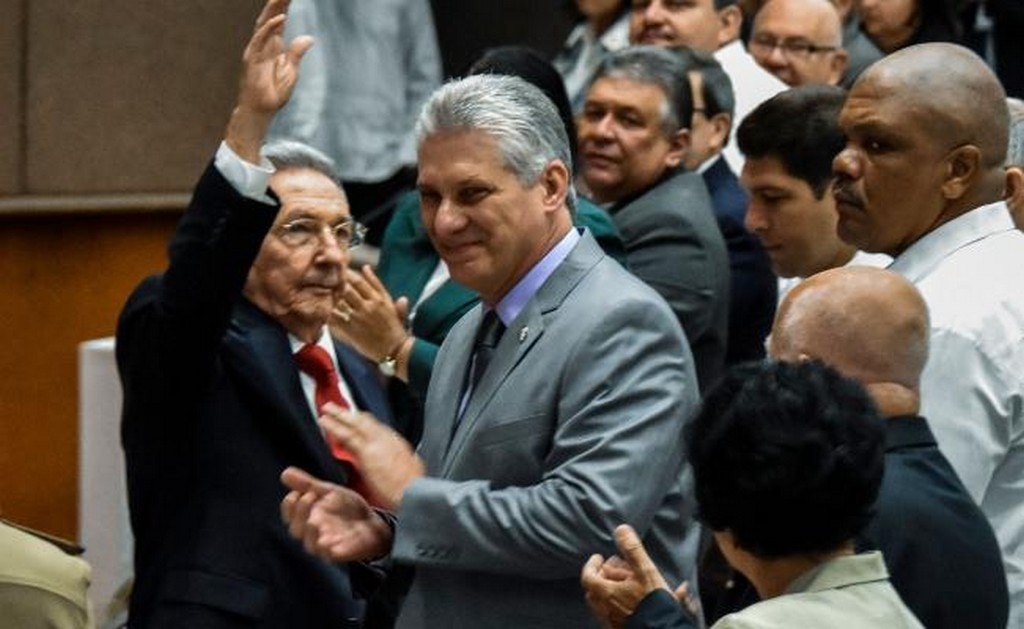 El presidente cubano Raúl Castro saluda junto al primer vicepresidente Miguel Díaz-Canel durante una sesión de la Asamblea Nacional que seleccionará al Consejo de Estado de Cuba antes del nombramiento de un nuevo presidente (Foto: AFP)