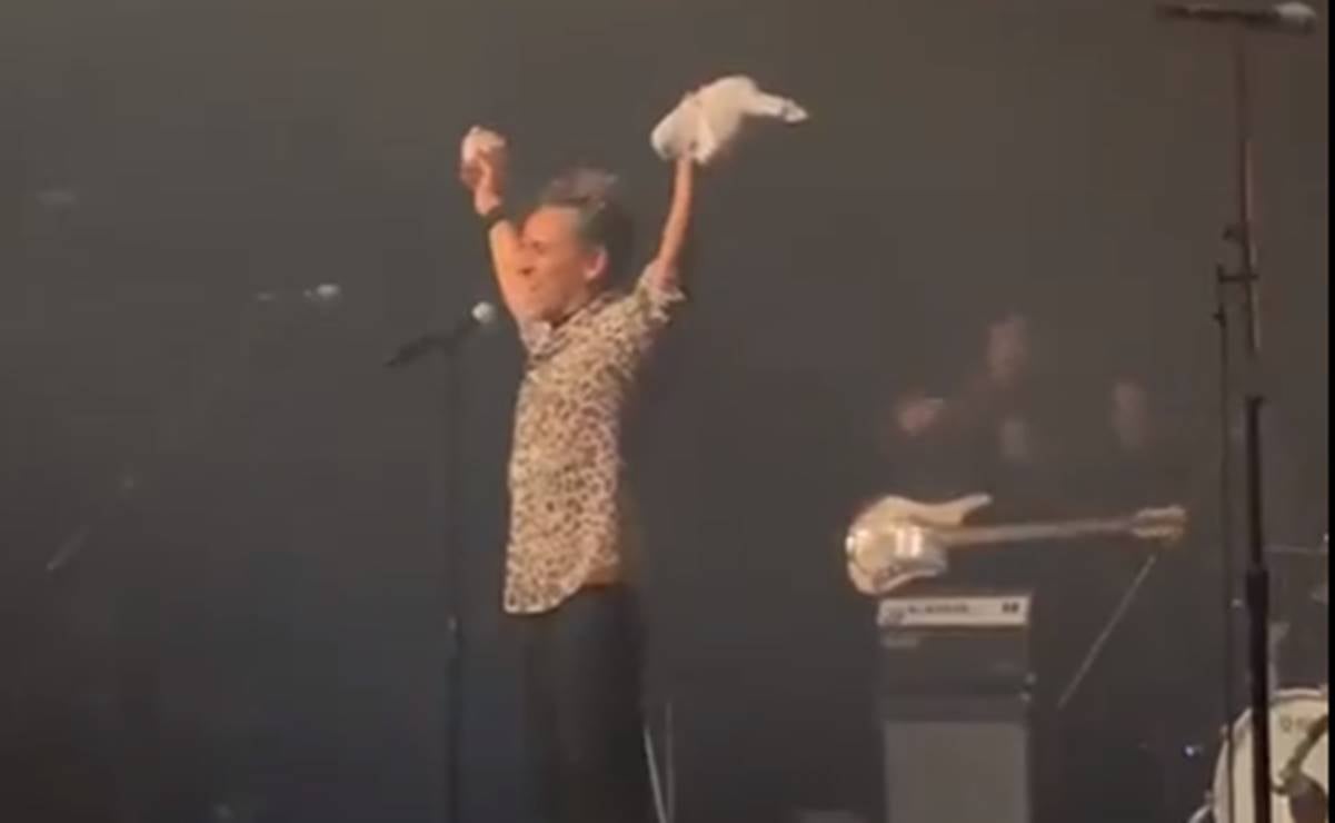 Rubén Albarrán, de Café Tacvba, destruye peluche del Dr. Simi durante concierto