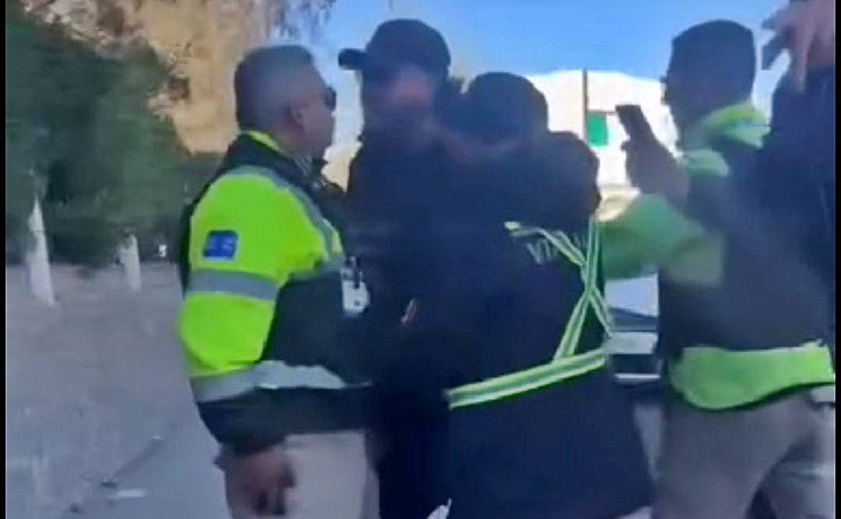 Captan en VIDEO a policía desenfundando arma en altercado con ciudadanos; SSPC San Luis indaga caso