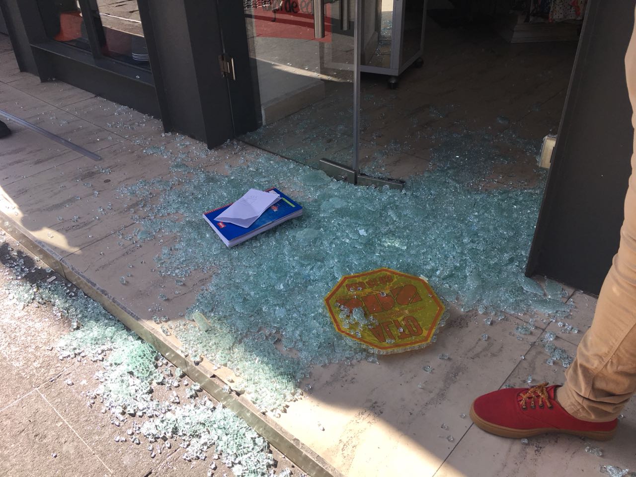 “Cristalazo” en negocio del Centro