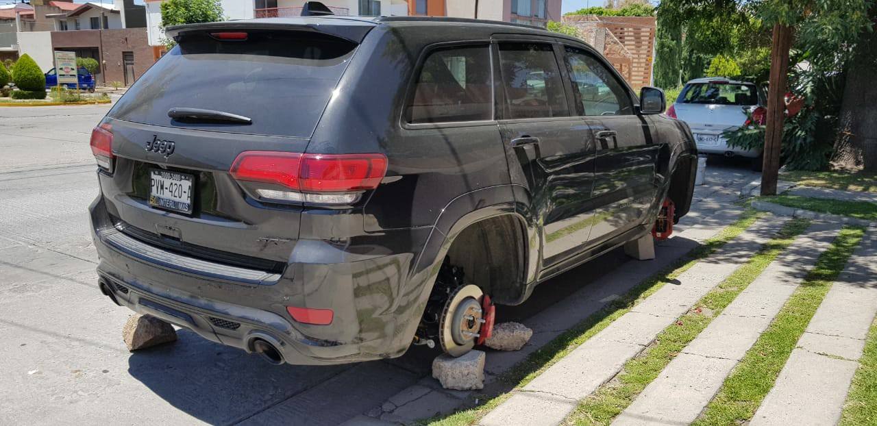 Aletean vehículos en Lomas; los dejan sobre ladrillos