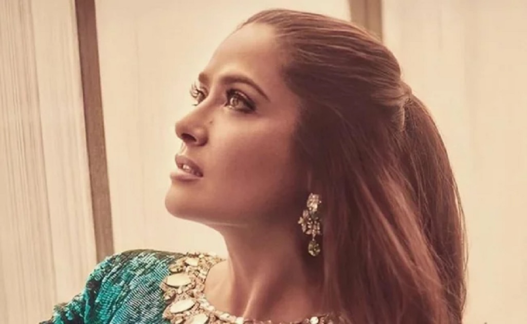 Salma lució espectacular en traje de baño