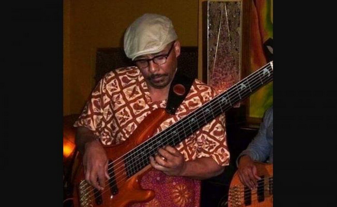  Le quitan tumor cerebral mientras toca la guitarra