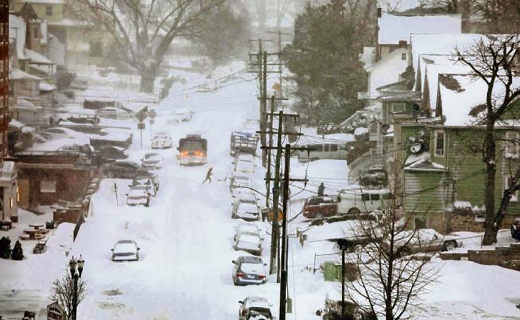 Cancelan miles de vuelos en Nueva York, Boston y Canadá; esperan cortes en la electricidad durante el fin de semana