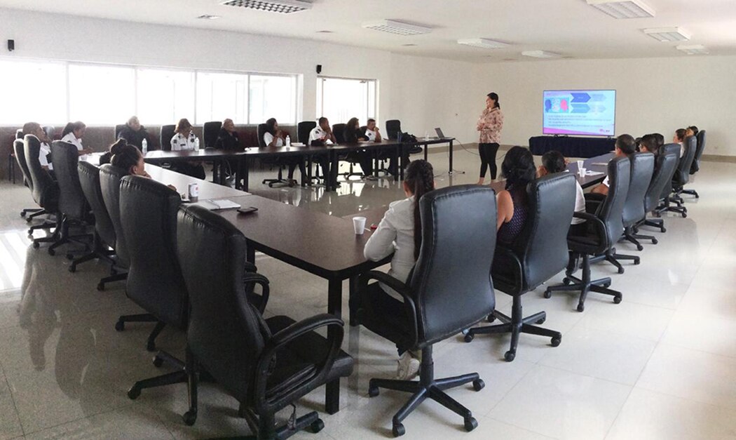 Capacitan a personal de Centro Unión en violencia de género 