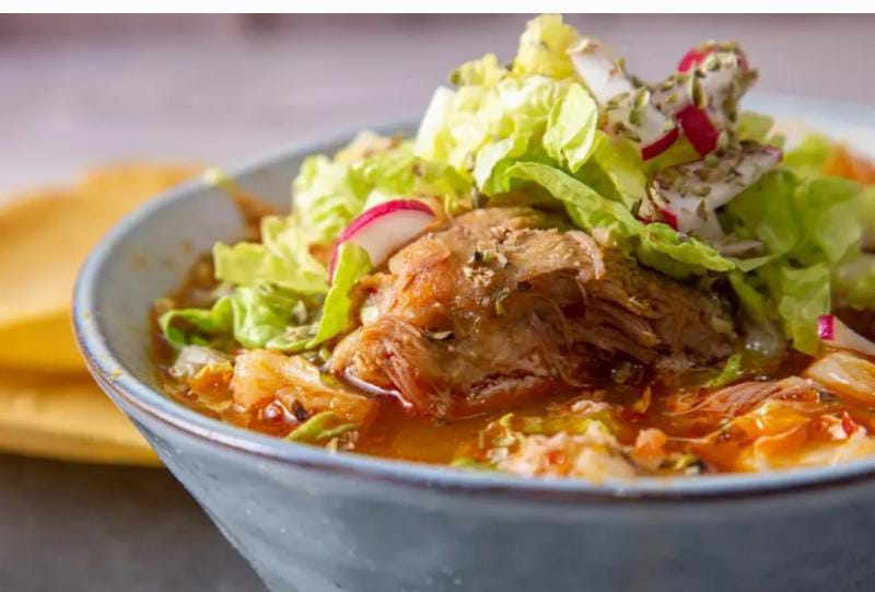 El pozole es el platillo típico más elegido por las familias mexicanas para las fiestas patrias.