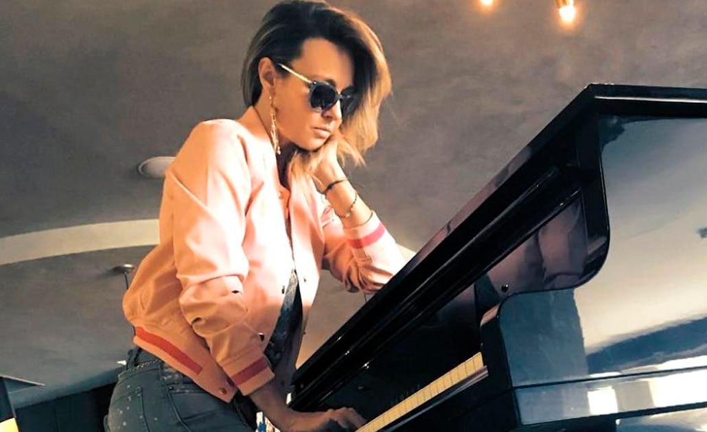 Fey seduce con fotos desde la cama