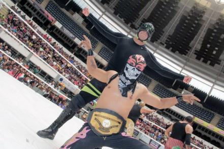 ¡A dos de tres caídas! Realizan la tradicional lucha libre en la FENAPO 2019 