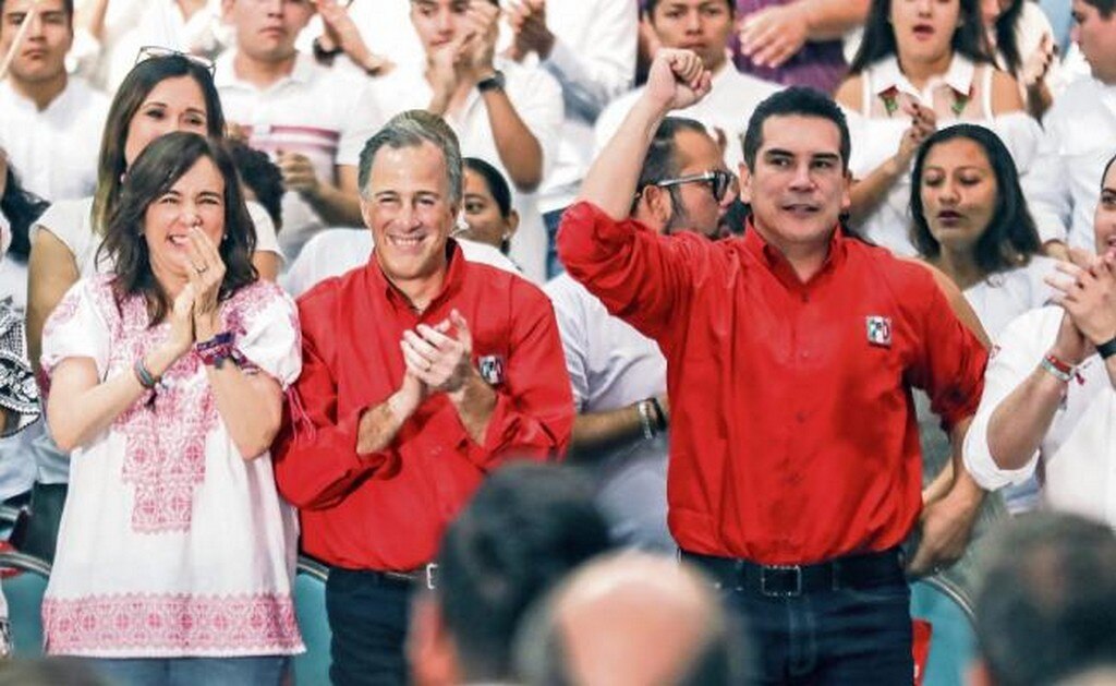 José Antonio Meade (centro), candidato de la coalición Todos por México, portó la emblemática camisa roja del PRI junto con el gobernador de Campeche, Alejandro Moreno. Los acompaña la esposa de Meade, Juana Cuevas.(GERMÁN ESPINOSA. EL UNIVERSAL)