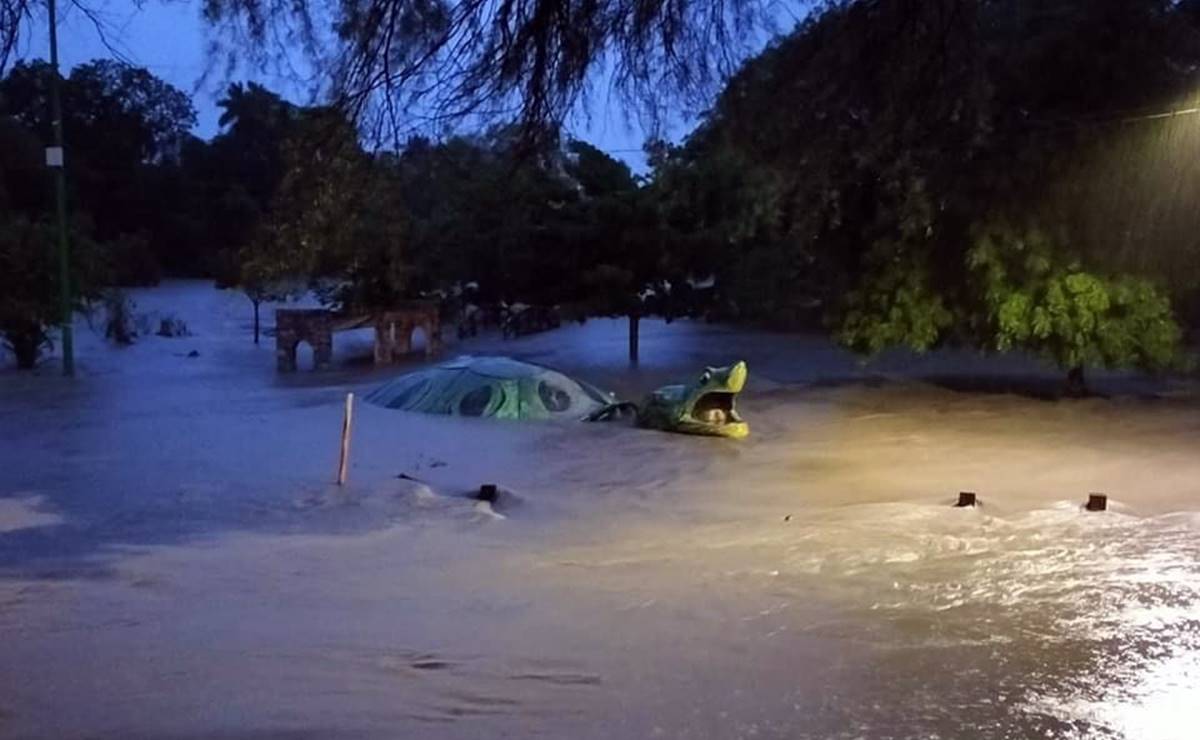 Durante esta mañana habitantes de la zonas aledañas al río Valles han comenzado a evacuar sus viviendas ante la creciente del cuerpo de agua. Foto: Especial