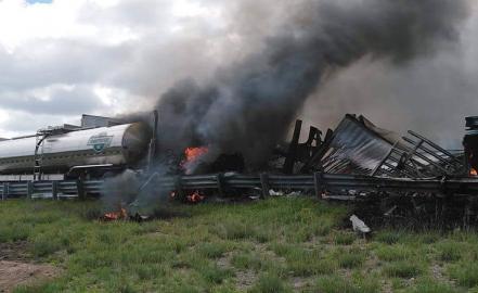 Tráiler embiste a pipa en carretera 57